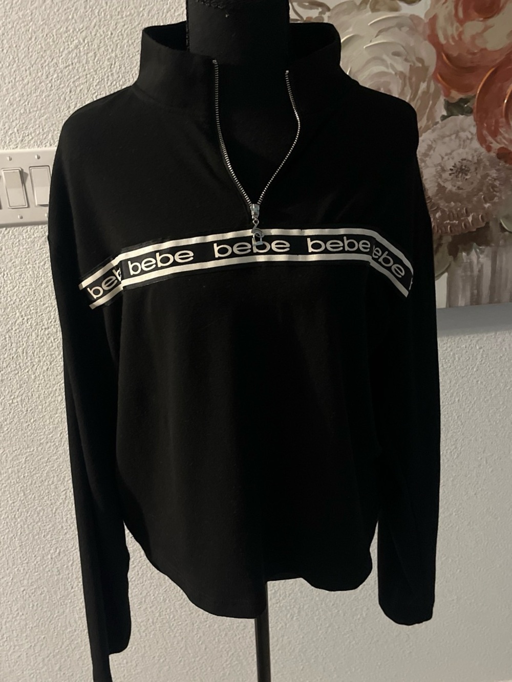 Women Bebe sweater size large
